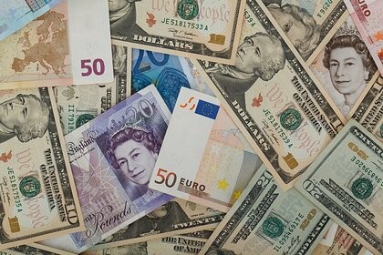 Финансист назвал россиянам лучшее время для покупки долларов и евро