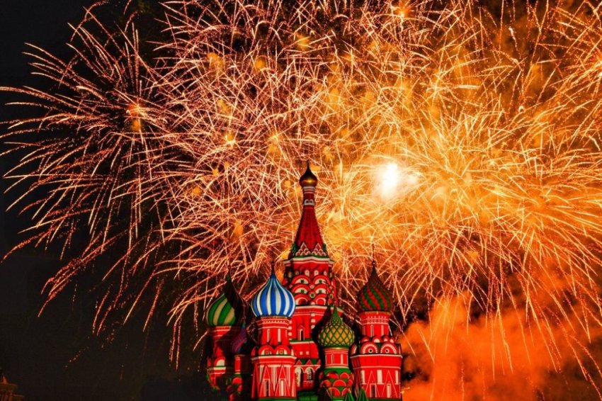 Салют на День России в Москве: во сколько запустят 12 июня 2021 года, с каких площадок лучше всего смотреть
