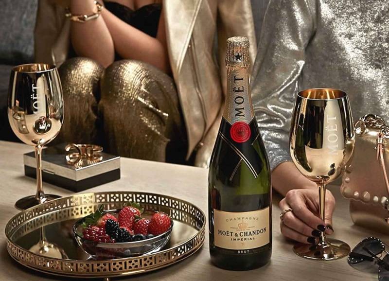 Производитель Moët & Chandon приостановит поставки шампанского в Россию