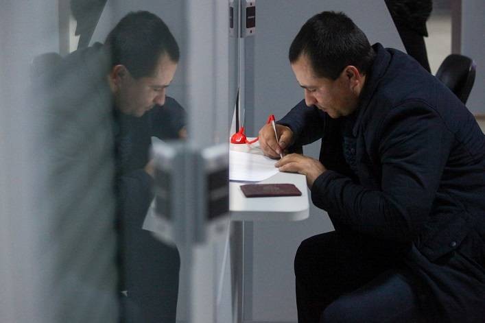 В МВД РФ предложили отказаться от разрешения на временное проживание для мигрантов