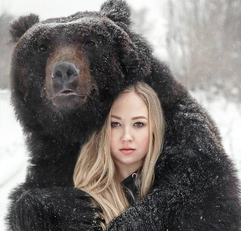 Россиянка Вероника Дичка сделала «дикую» фотосессию с медведем на рыбалке