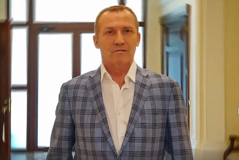 Человек из простой семьи, поддерживающий земляков