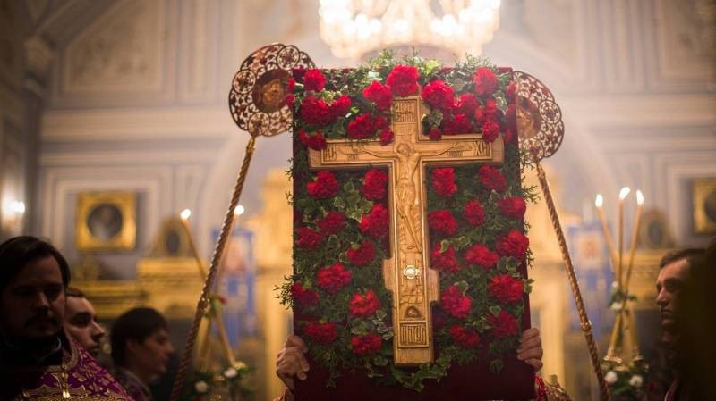 Воздвижение Креста Господнего в 2021 году: дата, традиции, молитва и запреты дня