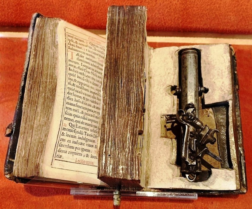 Старинное искусство книжных муляжей