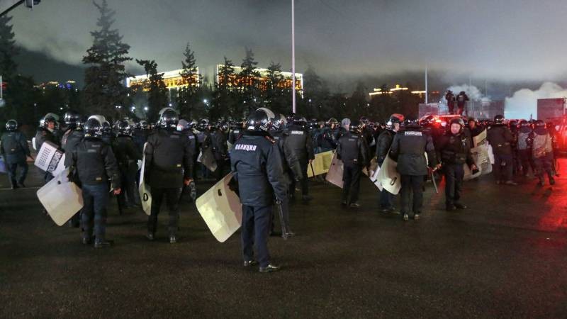 Светошумовые гранаты и гильзы от боеприпасов: что произошло в Казахстане и причем тут америкосы