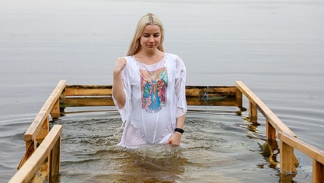 Кому нельзя нырять в прорубь – мнение врачей