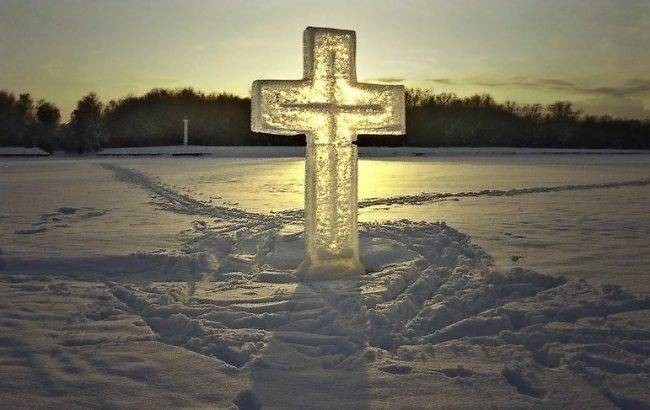 Перед купанием на Крещение Господне в ночь с 18 на 19 января 2022 года нужно произносить молитву