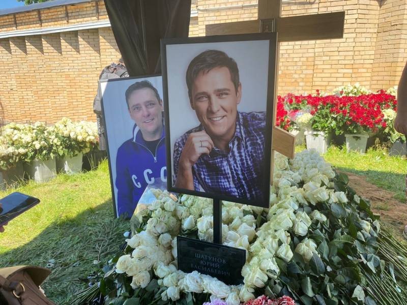 Возле могилы Шатунова поставили охрану