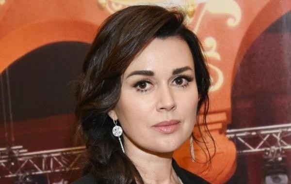 Судебные приставы требуют, чтобы Анастасия Заворотнюк вернула долг