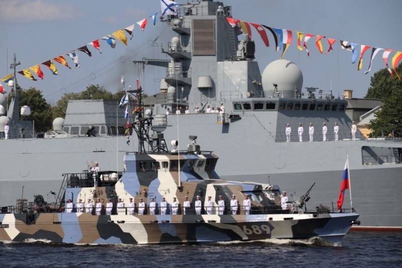 По Неве прошли боевые корабли и катера: в СПб прошла первая репетиция Парада на день ВМФ-2022