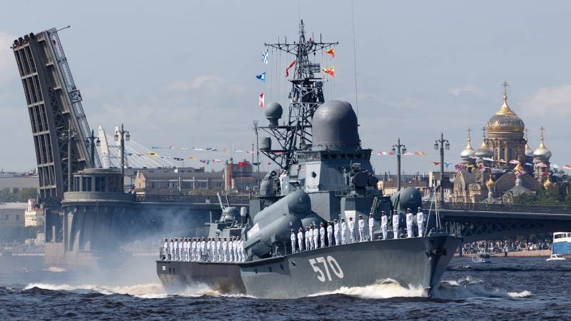 По Неве прошли боевые корабли и катера: в СПб прошла первая репетиция Парада на день ВМФ-2022