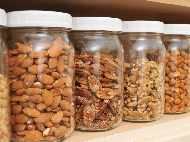 Список продуктов, которым не место в кладовой, потому что они становятся несъедобными раньше времени