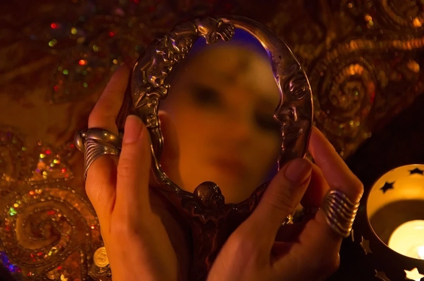 Держитесь подальше: почему нельзя смотреть в зеркало после полуночи