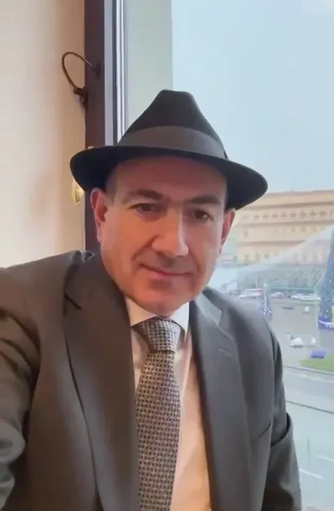Никол Пашинян записал новое мемное видео — на фоне Москвы и под "Белые розы"
