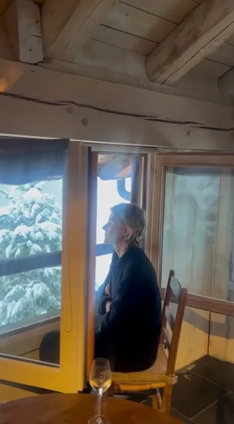 Мысли о возрасте и песня от Земфиры*: Рената Литвинова показала, как празднует 59-летие