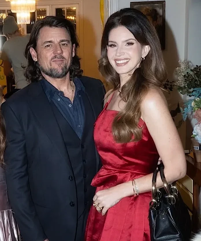 Лана Дель Рей впервые за долгое время вышла в свет с мужем