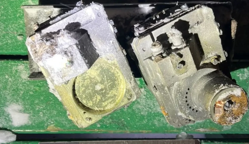 СБУ показала обломки, назвав их частью боевых блоков БРСД «Орешник»