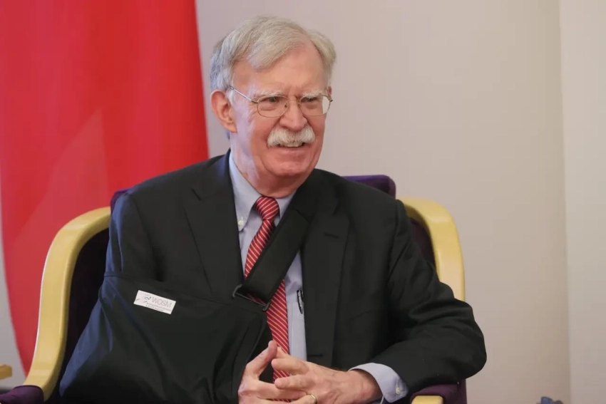 Экс-советник Трампа: для свержения власти в Иране нужно наносить больше ударов