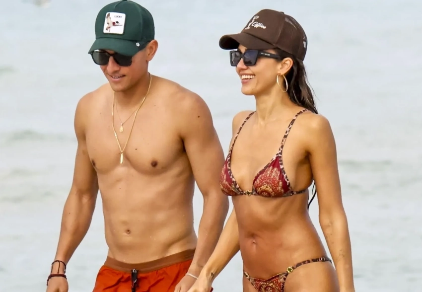 Джессику Альбу в бикини засняли на пляже с бойфрендом, который на 11 лет моложе неё