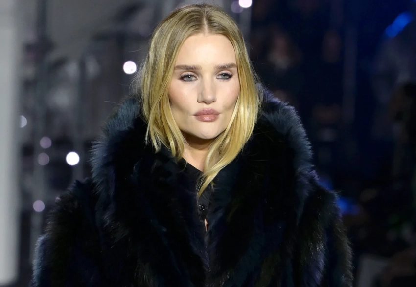 Рози Хантингтон-Уайтли и сын Виктории Бекхэм на подиуме, Джейсон Стэтхем и Кейт Мосс в зале на показе Burberry