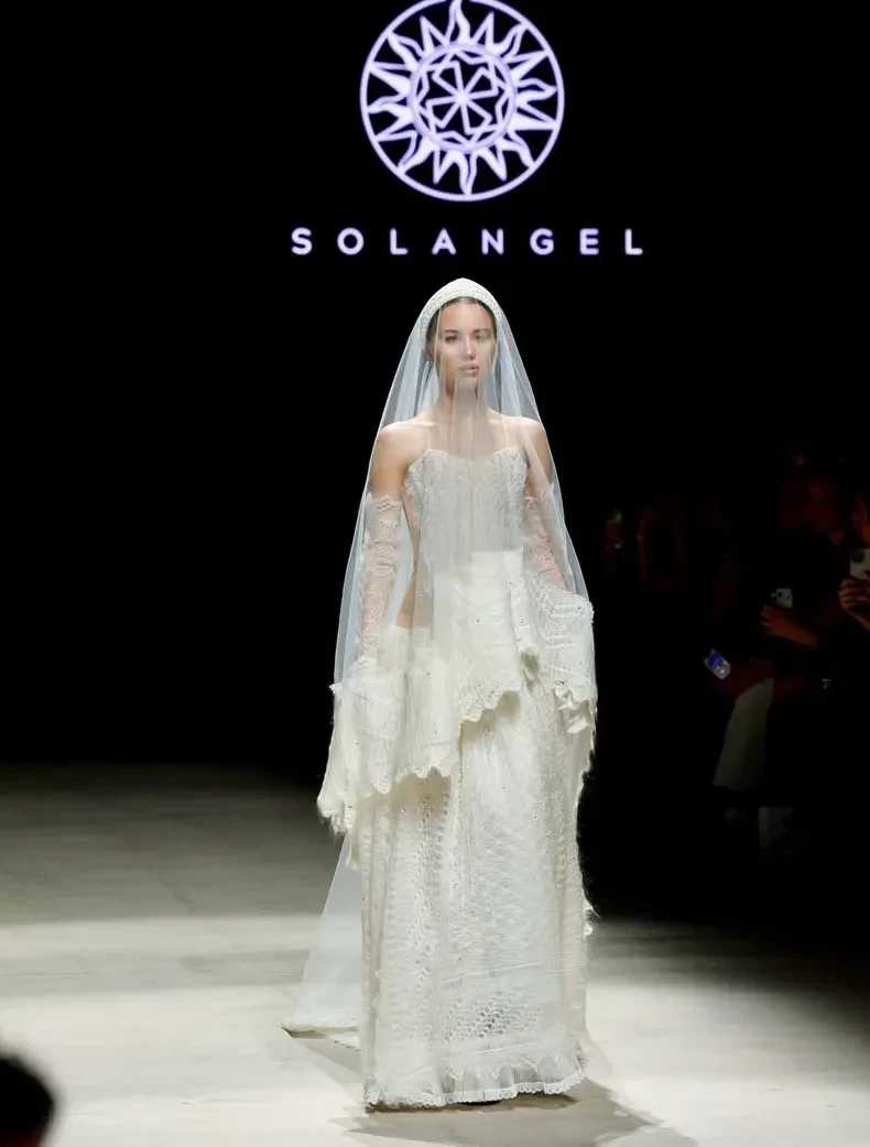 Аврора Киба в свадебном платье и внучка экс-президента Узбекистана Марьям Тилляева вышли на подиум на показе в Москве