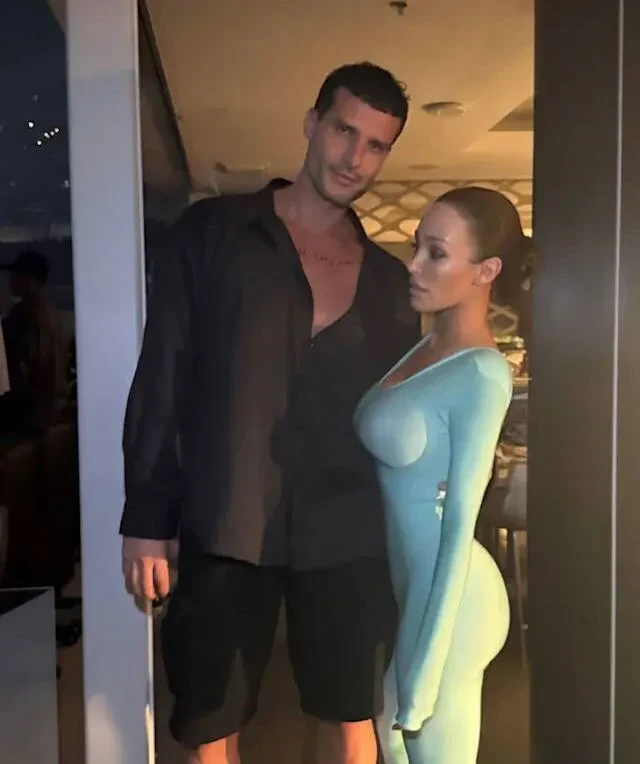 Бьянка Цензори посетила концерт мужа Канье Уэста в облегающем комбинезоне